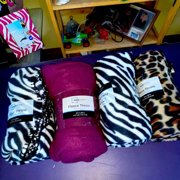 4 blankets different colors. - Picture 2 of 3